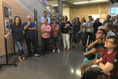 El públic assistent a la inauguració de l'exposició al centre cívic de Bonavista.