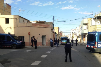 Els agents es troben al carrer Cànovas d'Amposta.