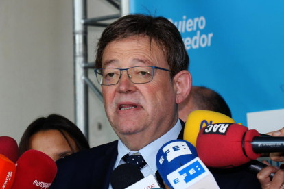 Primer pla del president de la Generalitat valenciana, Ximo Puig, atenent els mitjans.
