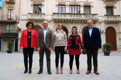 Dolors Farré, en el centro, y Jordi Cartanyà (ERC-Compromís per Valls), Ester Huguet (CUP), Rosa M. Ibarra (PSC) y Francesc Caballero (PP).
