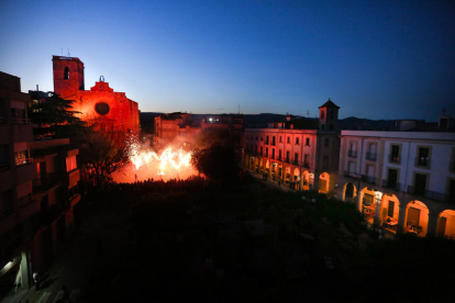Imatge de la plaça de l'Església de Riudoms durant l'esdeveniment.