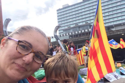 Sílvia con su hijo en un acto de Catalans a Manchester.