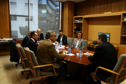 Imatge de la reunió entre el subdelegat del govern espanyol, Joan Sabaté i els representants de la indústria química.