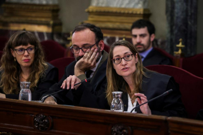 Marina Roig y Benet Salellas, abogados de Jordi Cuixart, y Olga Arderiu, letrada de Carme Forcadell, durante la primera jornada del juicio del 1-O.