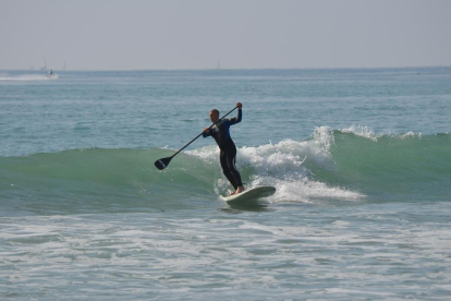 Imatge d'un jove praccticant Paddle Surf.