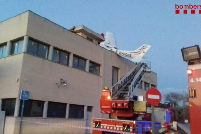 Una avioneta s'ha estavellat aquesta tarda sobre una benzinera a Badia del Vallès.