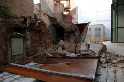 La tanca afectada per la caiguda d'un pilar a prop del Museu Casteller.