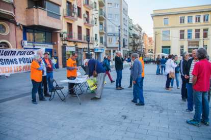 Alguns dels participants en la concentració de la Marea a la plaça Corsini ahir al matí.