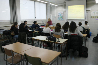 Una aula de l'Institut Baix Camp de Reus, amb diversos alumnes fent classe.