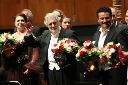 El tenor Plácido Domingo, saludando mientras recibe una ovación en Salzburgo, Austria.