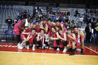Els jugadors del CBT celebren el triomf a Lleida