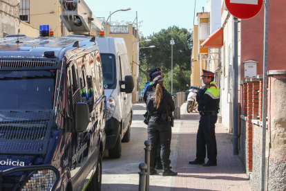 Imatge d'arxiu de patrulles de la Guàrdia Urbana i dels Mossos al barri de Sant Josep Obrer.