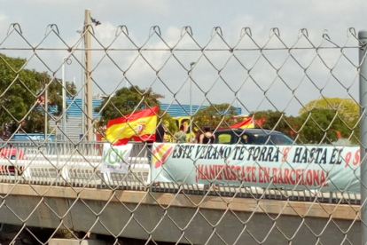 Imatge de la pancarta i les banderes espanyoles penjades al pont de les Gavarres.