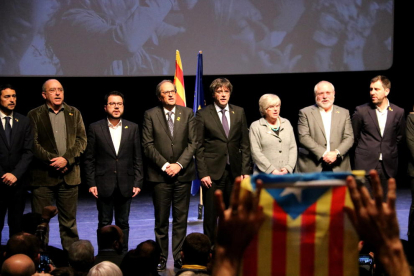 Foto de familia a l'acte de presentació del Consell per la República a Brussel·les, amb el president Torra i l'expresident Puigdemont al centre.