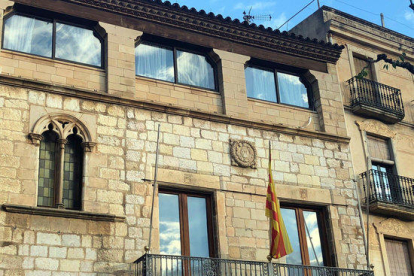 La fachada del Ayuntamiento de Montblanc sin pancartas.