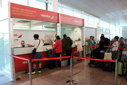 Taulell de reclamacions d'Iberia a l'aeroport del Prat.