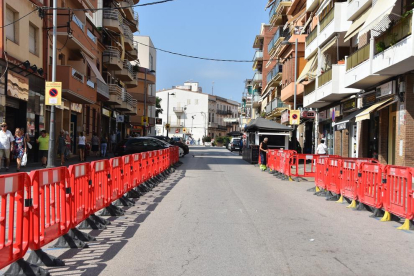 Imatge del carrer de Pere Badia amb les tanques d'obra.