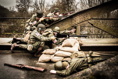 Uns soldats recreant l'operació Market Garden de la Segona Guerra Mundial al pont de ferro de Térmens.