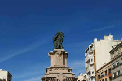 Imatge dels llaços grocs penjats al voltant del Monument a Roger de Llúria.