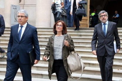 La mujer de Jordi Turull, Blanca Bragulat, con los abogados Jordi Pina y Francesc Homs saliendo del TSJC.