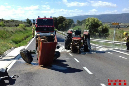 Imagen del choque entre una furgoneta y un tractor en la C-14 en Solivella.