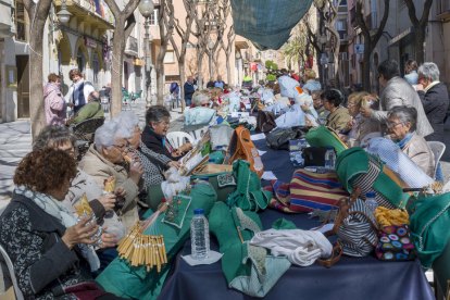 La Trobada de Puntaires de Constantí enguany es va celebrar al carrer Major.
