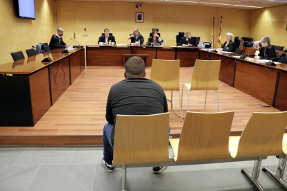 De espaldas, el acusado de abusar sexualmente de su hermana, durante el juicio en la Audiencia de Gerona
