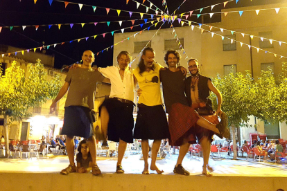 Participantes en la primera edición del encuentro de hombres con falda escocesa o 'kilt' en Horta de Sant Joan del año pasado.