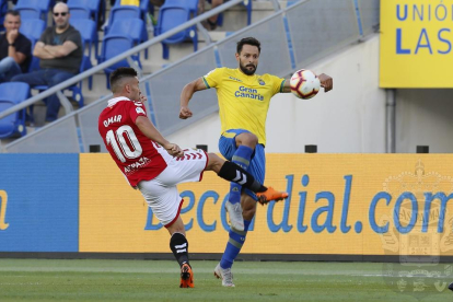Omar Perdomo delante de un rival durante el Las Palmas-Nàstic