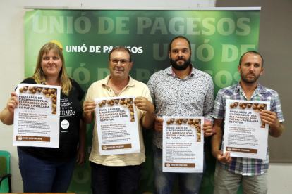Plan|Plano medio del responsable nacional de la fruta seca de Unió de Pagesos, Rafel Español (el segundo por la izquierda), mostrando los carteles de la protesta del martes junto con otros miembros del sindicato en Reus, el 6 de septiembre del 2019