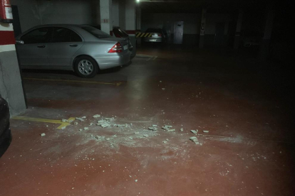 Del techo del aparcamiento caen piedras de medio palmo.