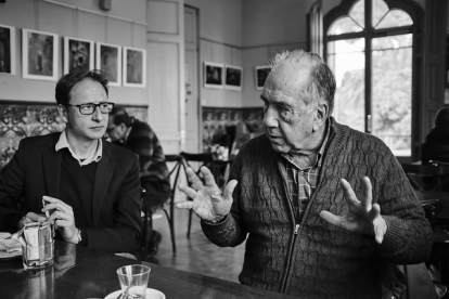 Imatge de la trobada amb l'escriptor Joan Margarit.