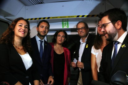Colau, Torra, Calvet i Aragonès en l'acte inaugural del nou tram de l'L10 del metro.