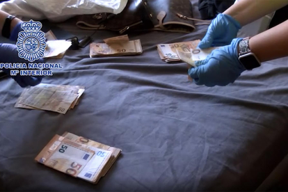 Imagen de dinero localizado durante los registros de la Policía Nacional.