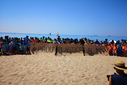 Els joves han fet un mural amb el lema 'Prou plàstics al mar'