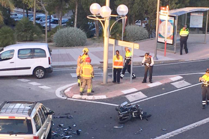Imatge de l'accident, amb la moto de Duran a la calçada.