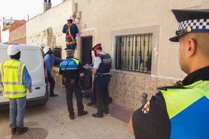 Operarios de Endesa y policías en una operación contra el fraude eléctrico en junio en la zona de Mas Abelló.
