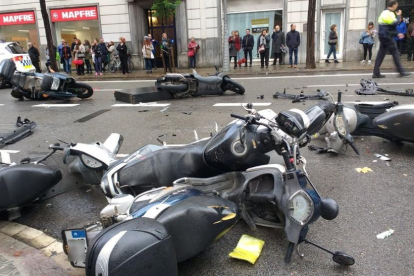 L'accident ha provocat danys a diverses motocicletes i un vetllador.
