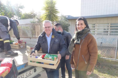 L'alcalde, Pere Granados, i la regidora d'Infància, Júlia Gómez, han entregat els aliments.