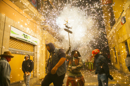 La carretillada pels carrers de la Part Alta i el foc a la plaça de la Font van ser protagonistes de la darrera nit de Carnaval.