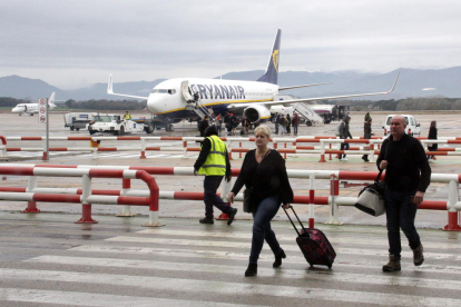 Turistes arribant a l'aeroport Girona-Costa Brava en un vol de la companyia irlandesa de baix cost Ryanair.