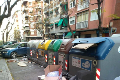 Imatge de les caixes de cartró al costat dels contenidors del carrer Caputxins.