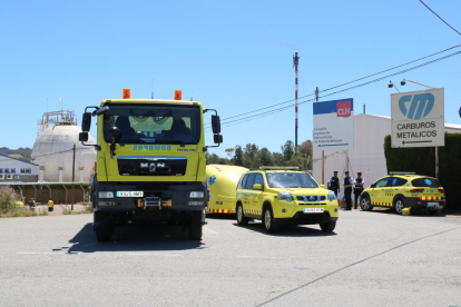 Pla general d'efectius de bombers i emergències davant la planta de Carburos Metálicos on s'ha produït un accident laboral mortal per una fuita d'amoníac en aquesta planta al polígon de la Pobla de Mafumet. Imatge del 31 de maig del 2019