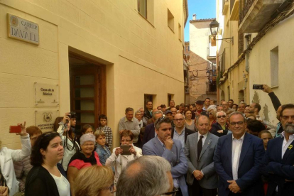 Imagen del acto de inauguración, donde asistieron al alcalde de Falset, Jaume Domènech, y el diputado delegado de Cultura de la Diputación de Tarragona, Joan Olivell.