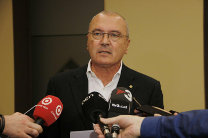 L'alcalde de Reus, Carles Pellicer, atenent als mitjans.