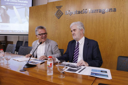 Pla mitjà del president de la FEHT, Eduard Farriol, i del president del Patronat de Turisme de la Diputació de Tarragona, Martí Carnicer, en roda de premsa el 9 de novembre de 2018