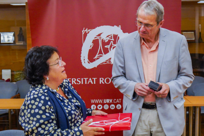 Richard Shrock recibe un obsequio de manos de la rectora de la URV, María José Figueras.