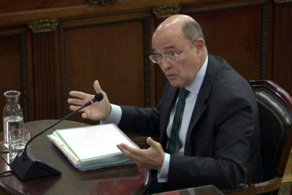 Diego Pérez de los Cobos, con papeles sobre la mesa, en el segundo día de interrogatorio en el Tribunal Supremo.