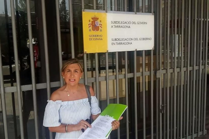 La presidenta de Vox Tarragona, Isabel Lázaro, ante la subdelegación del Gobierno en Tarragona el 9 de agosto, cuando el partido presentó la denuncia.