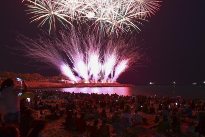 La playa del Milagro acogió ayer la segunda jornada del 29º Concurso de Fuegos Artificiales de Tarragona.